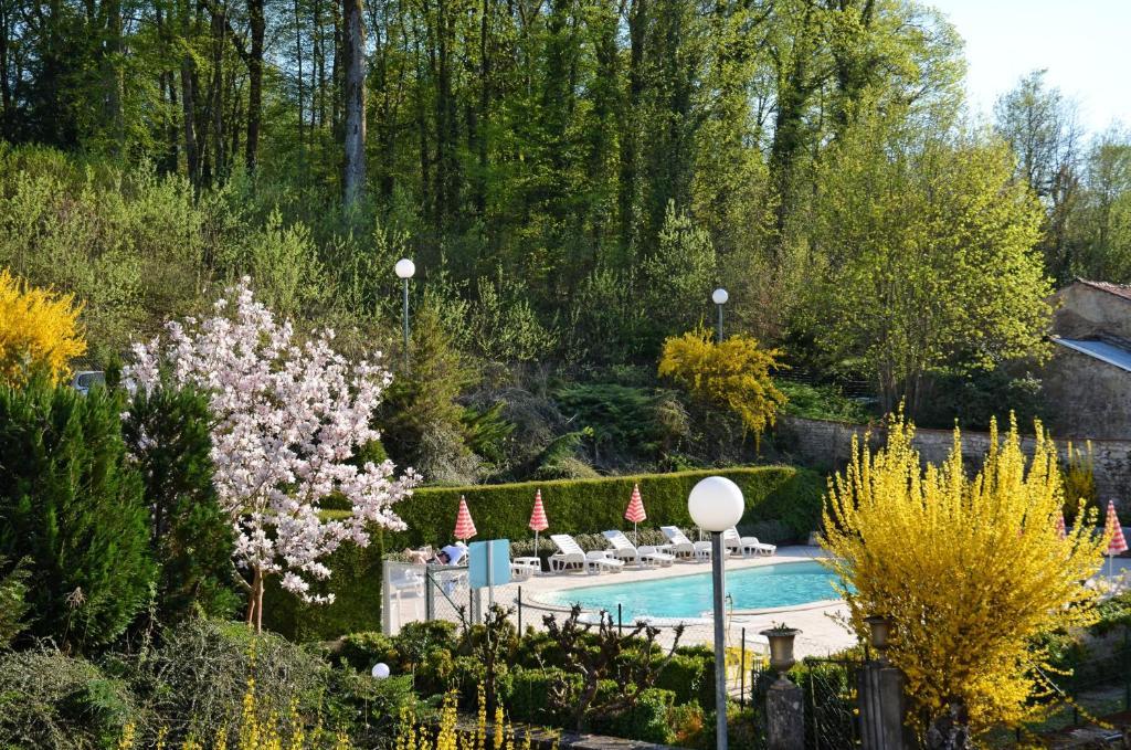 Hotel Et Studios D'Orfeuil Bourbonne-les-Bains Habitación foto